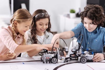 niños haciendo robotica